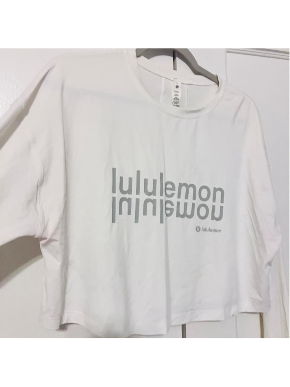 Lululemon "Muscle Love" Cropped Long Sleeve Top (White/Silver, 6)